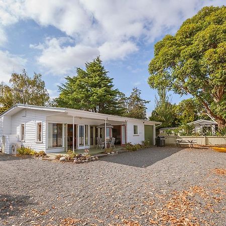 Lake Edge Cottage - Waitahanui Holiday Home Екстериор снимка