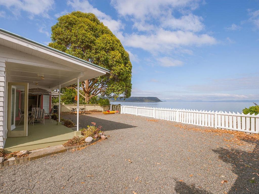 Lake Edge Cottage - Waitahanui Holiday Home Екстериор снимка