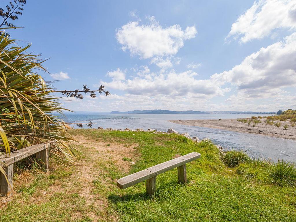 Lake Edge Cottage - Waitahanui Holiday Home Екстериор снимка