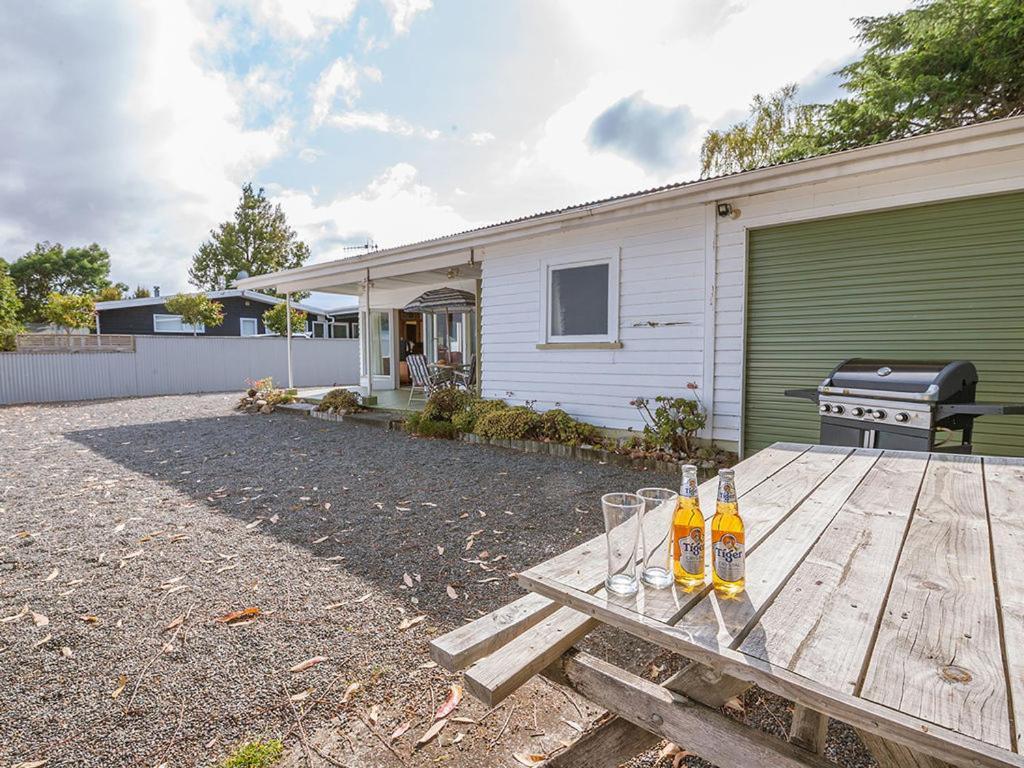 Lake Edge Cottage - Waitahanui Holiday Home Екстериор снимка