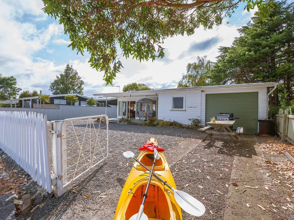 Lake Edge Cottage - Waitahanui Holiday Home Екстериор снимка