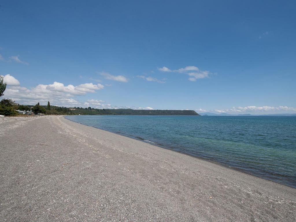 Lake Edge Cottage - Waitahanui Holiday Home Екстериор снимка
