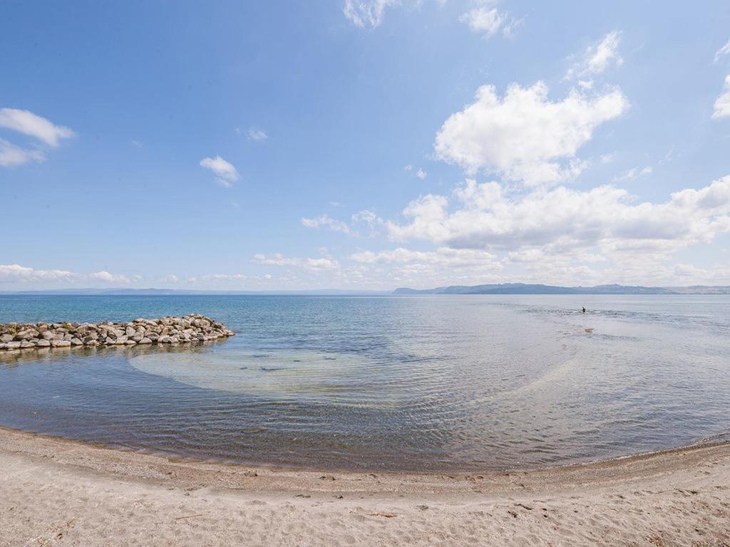 Lake Edge Cottage - Waitahanui Holiday Home Екстериор снимка